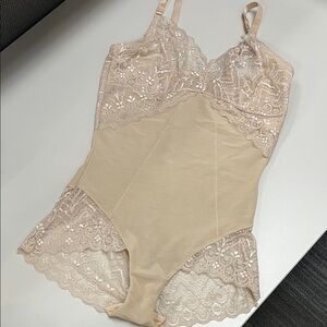 Source Unknown Lace Shapewear in Cream no wire, no snaps XL